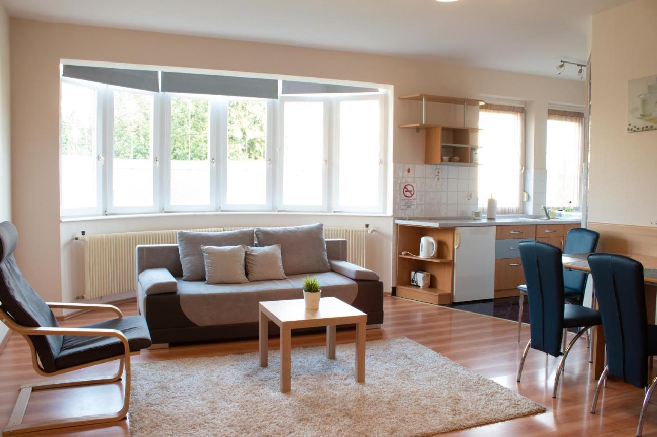 Titan Apartman Гюла Екстериор снимка