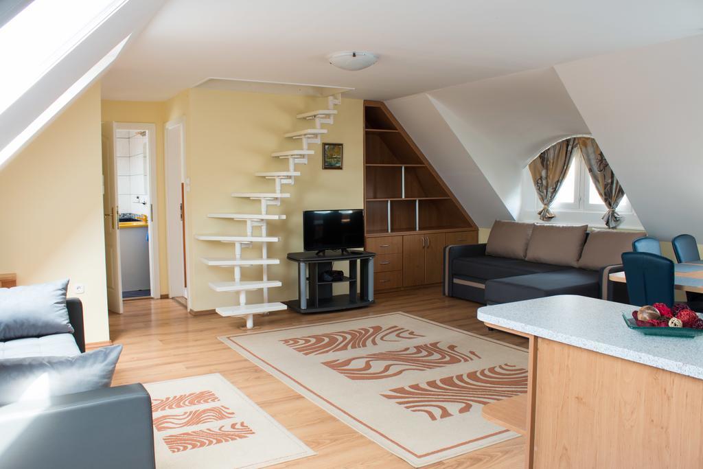 Titan Apartman Гюла Екстериор снимка