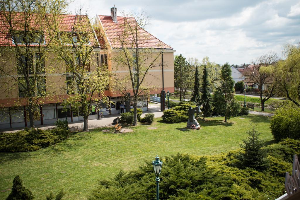 Titan Apartman Гюла Екстериор снимка